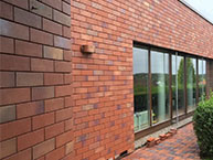 Объект облицован фасадными системами для клинкерной плитки с межэтажным креплением